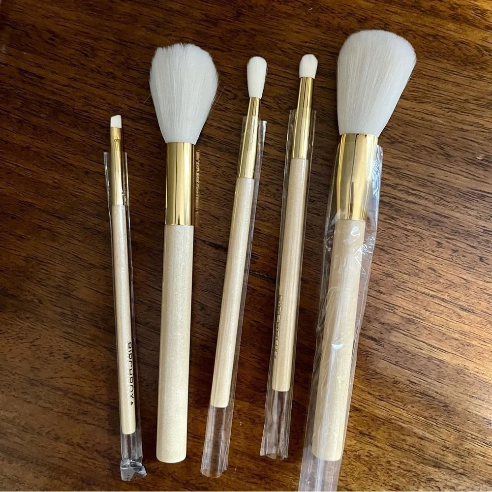 Luxe gold wood brushes synthetic. Very nice brushes.